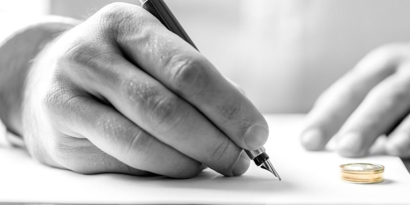 mano che firma sentenza di divorzio