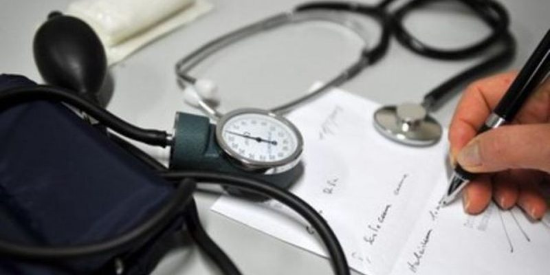 medico compila una ricetta